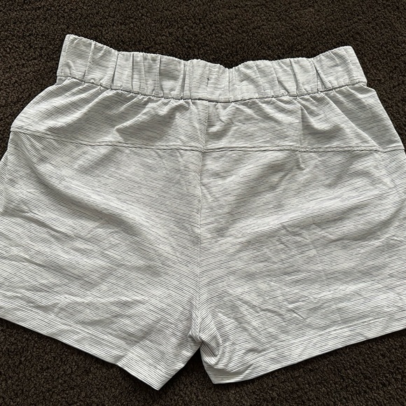 Lululemon On the Fly shorts, size 6, grey and white - Picture 3 of 4